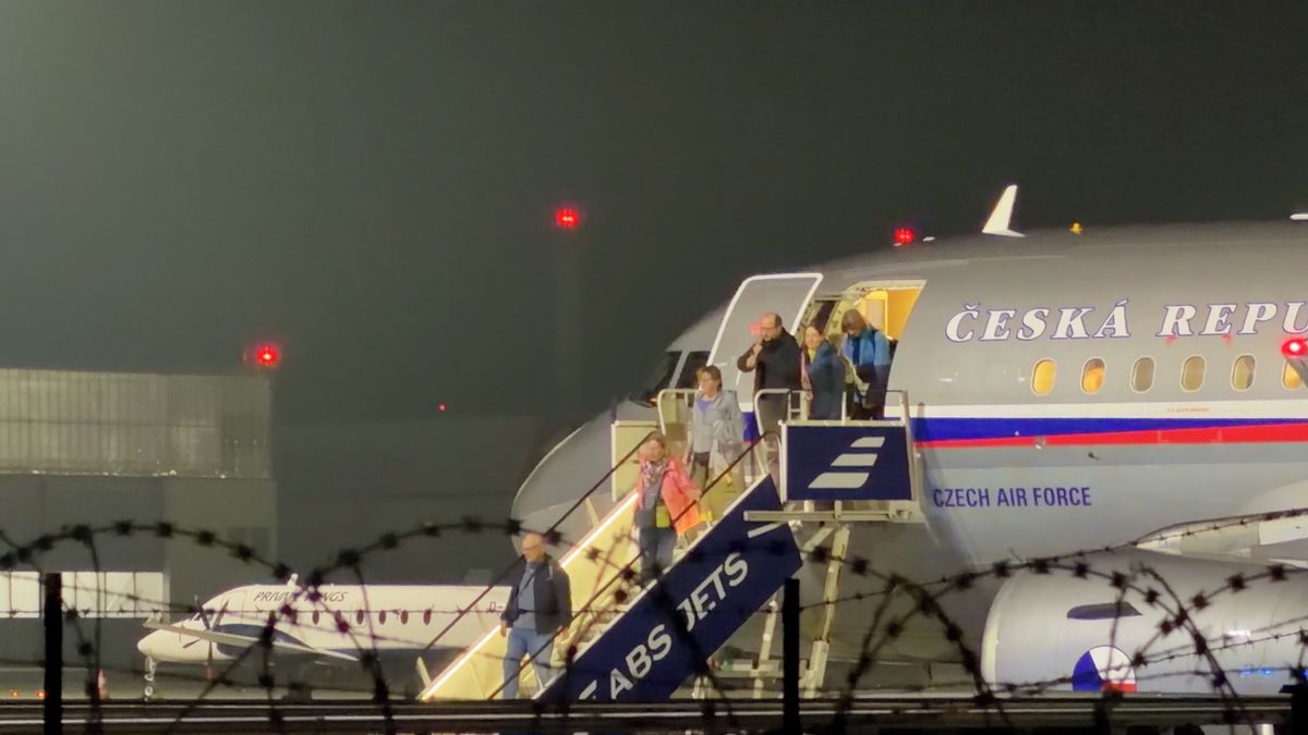 V Praze přistál armádní letoun s Čechy